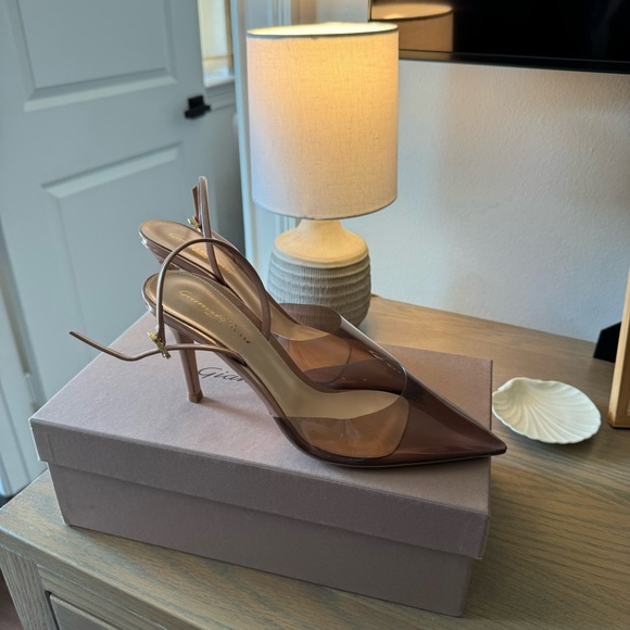 Gianvito Rossi D’Orsay heels in blush - Picture 8 of 8